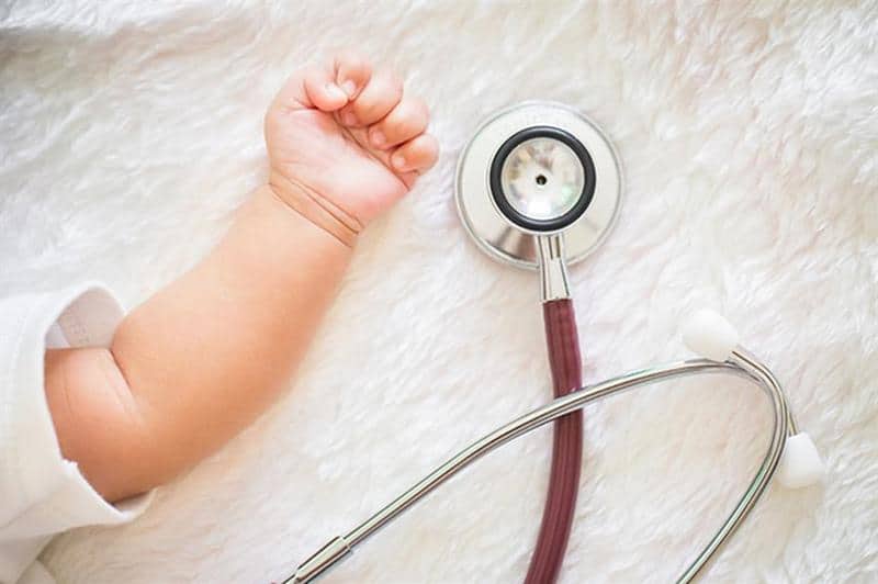 هل الفحص المبكر لحديثي الولادة يحمي من الأمراض المستقبلية؟.. «تجمع الرياض» يجيب