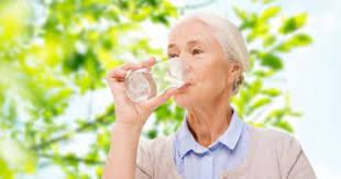 أهمية شرب الماء لكبار السن