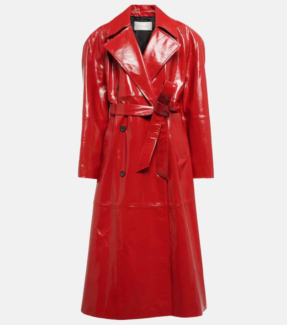 معطف الخندق الجلدي (Trench Coat) من أبرز صيحات الموضة في هذا الموسم