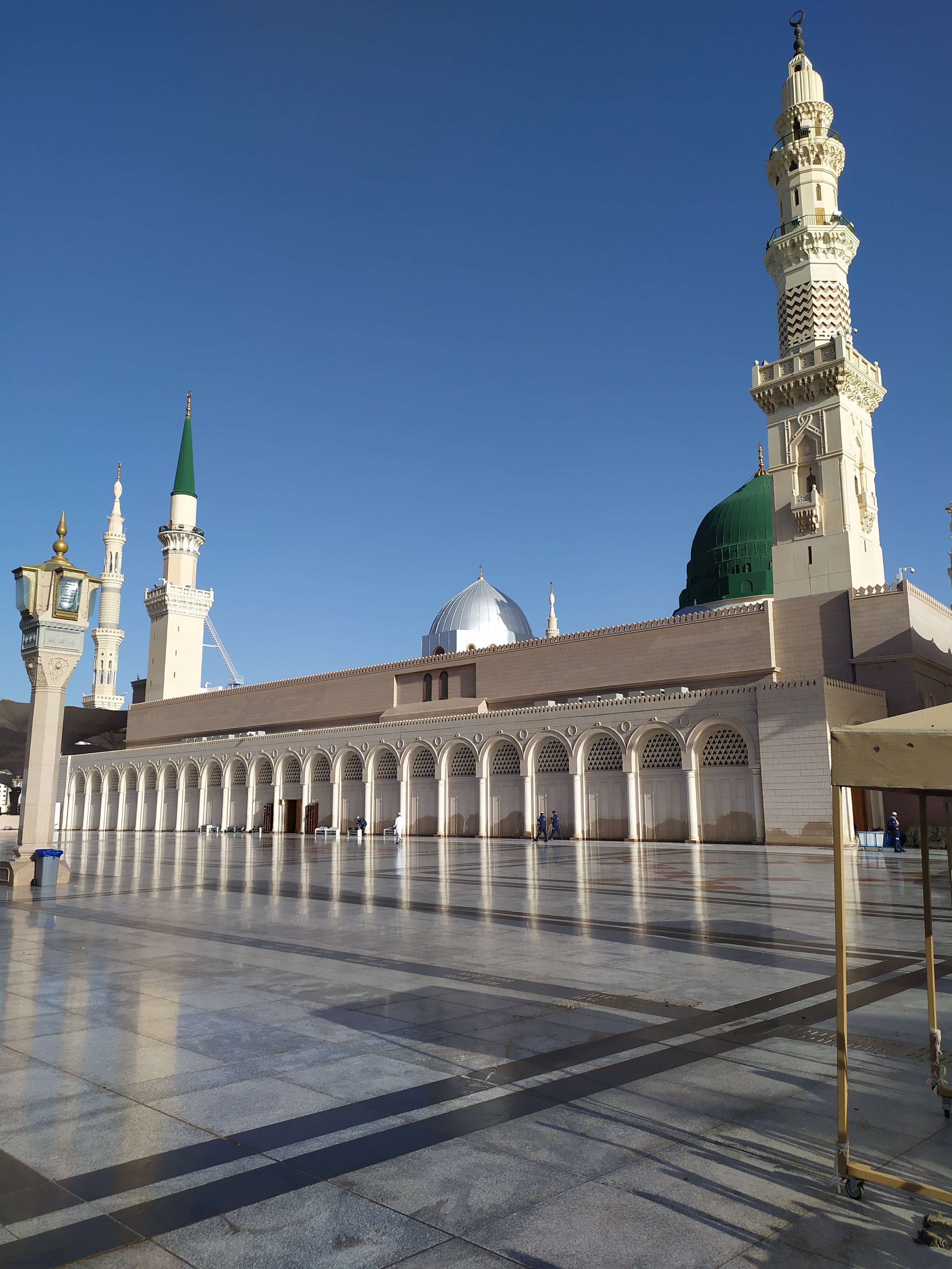 مواقف المسجد النبوي.. أنظمة متطورة وخدمات لتسهيل وصول الزوار