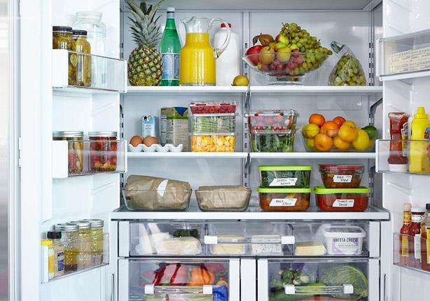 ما هي أضرار تخزين علب المواد الغذائية المعدنية المفتوحة في الثلاجة؟
