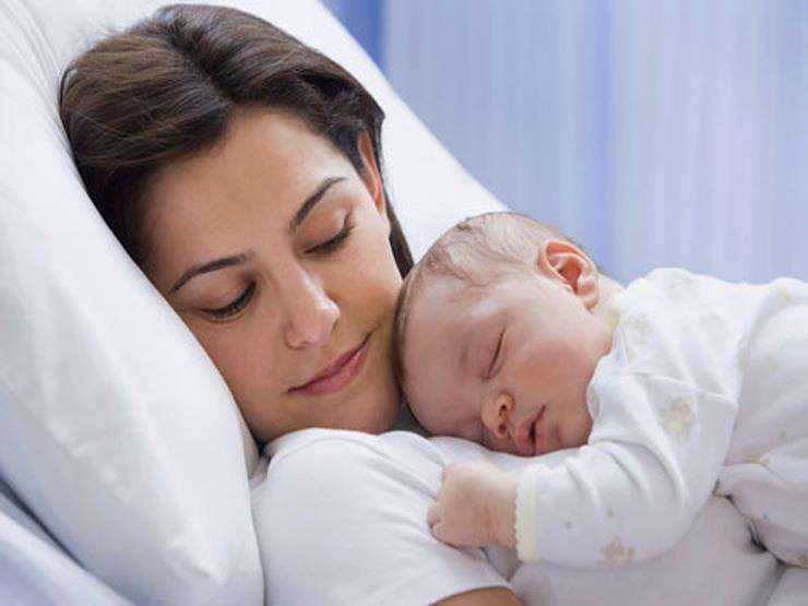 ما هي طريقة النوم الصحيحة بعد الولادة القيصرية؟.. وهذه أضرار النوم على البطن