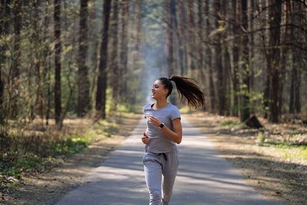 المشي في الصباح: أفضل وقت لحرق الدهون