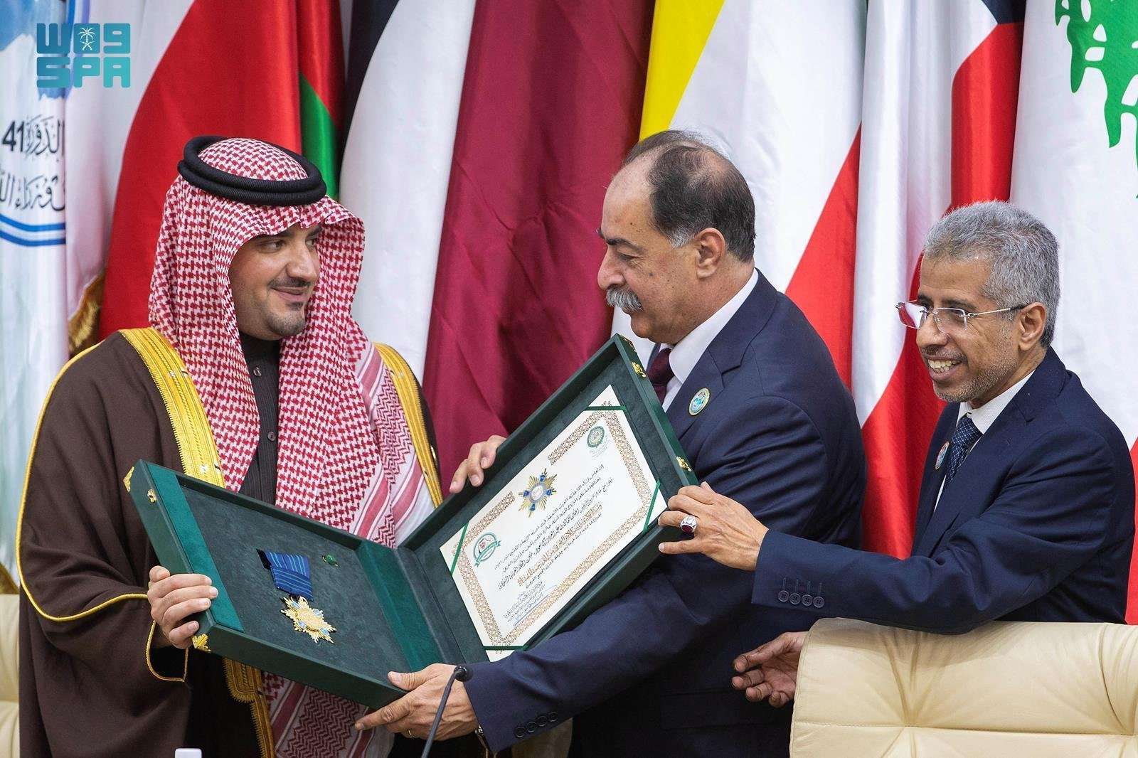 منح «خادم الحرمين الشريفين» وسام الأمير نايف للأمن العربي