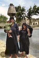قدرة النساء المصريات على حمل الأغراض فوق رؤوسهن والسير بها بثبات