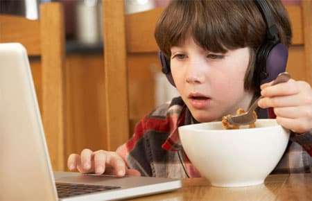 مخاطر تناول الأطفال الطعام أثناء مشاهدة الهاتف