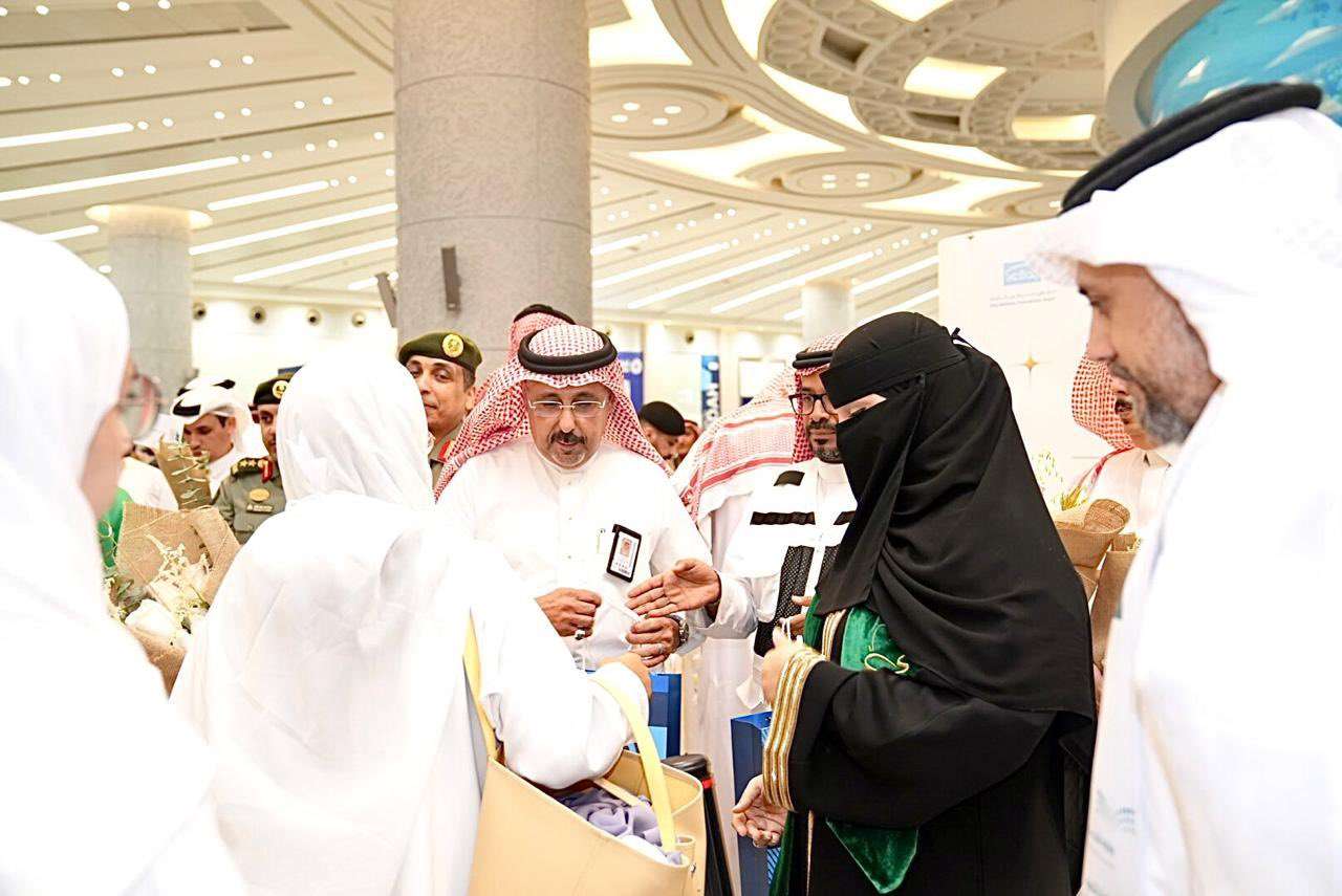 صور استقبال الطلبة السعوديين في مطار جدة