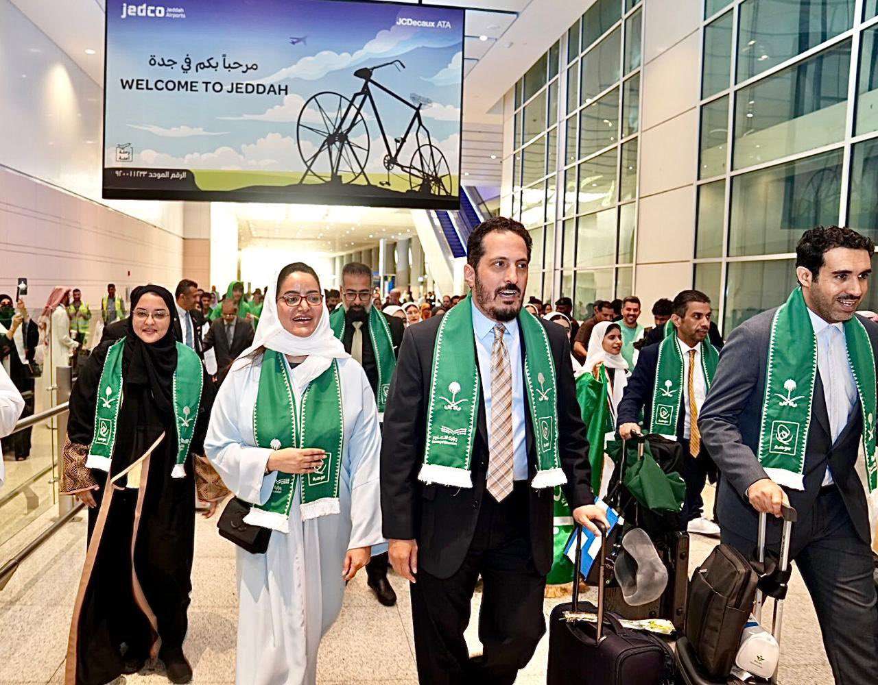 صور استقبال الطلبة السعوديين في مطار جدة